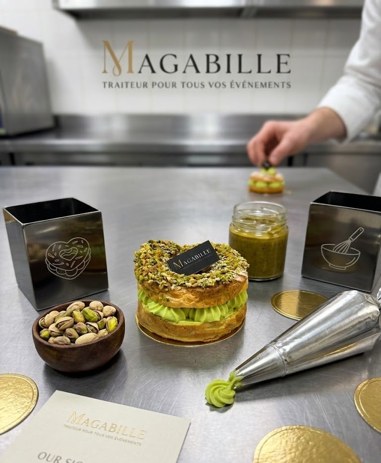 Le chef Maison Maga Gourmet dresse une pâtisserie pistache dans le laboratoire de Marrakech