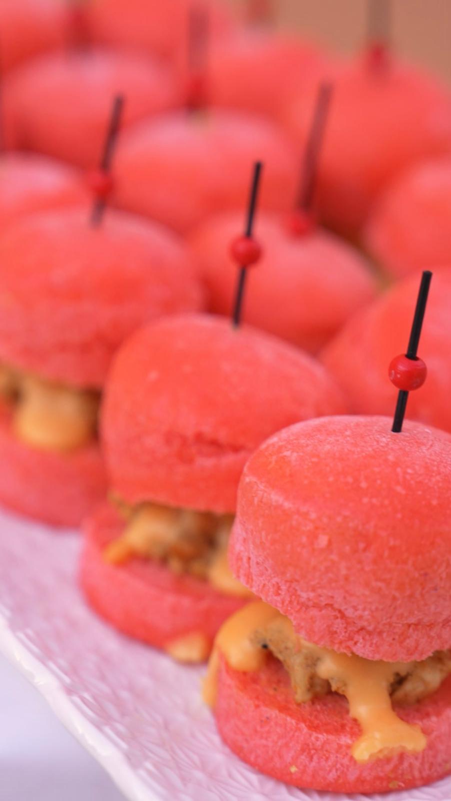 Choux à la framboise, mignardises pour réception privée