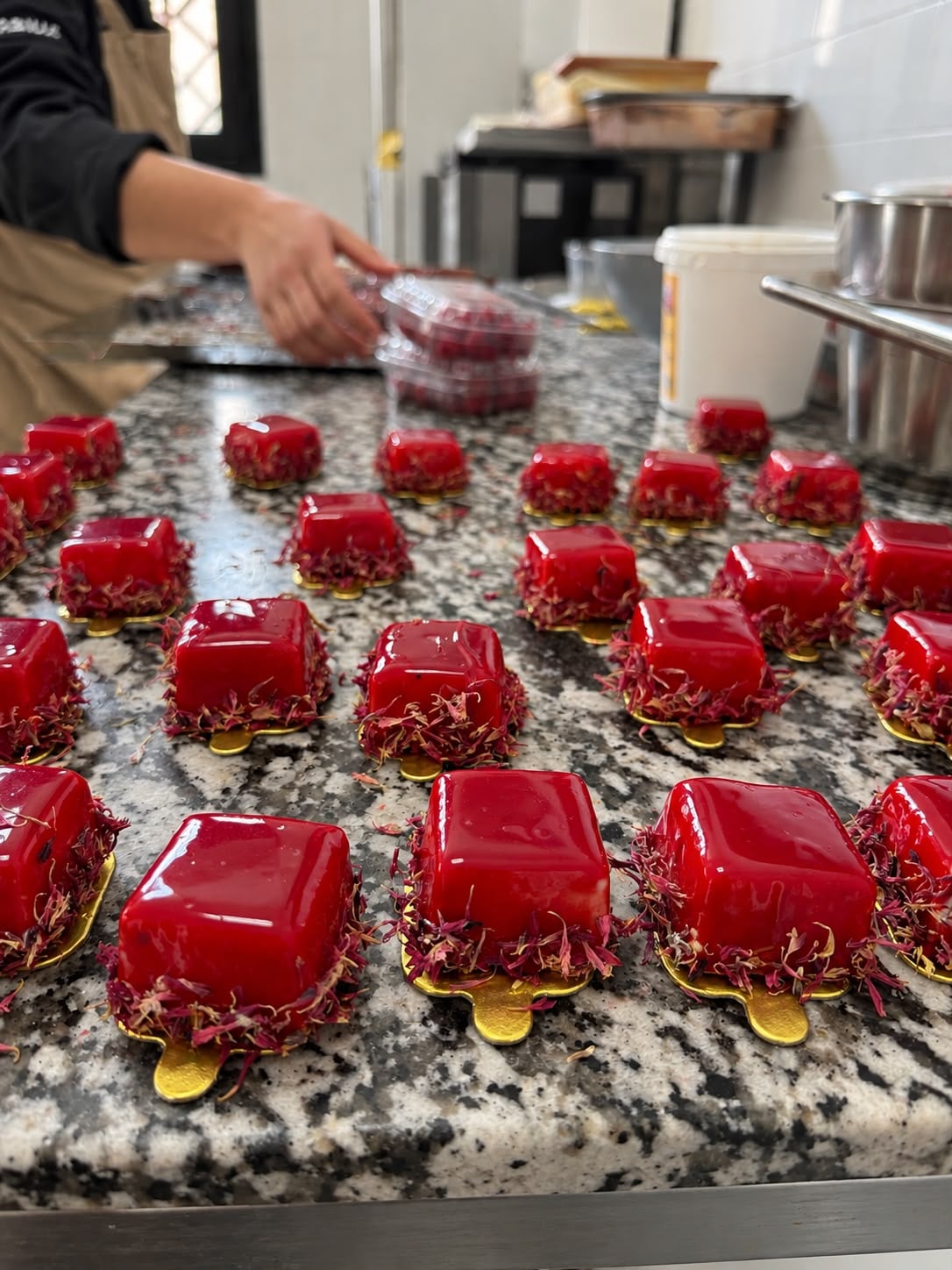 Entremets individuels aux fruits rouges au glaçage miroir, pâtisserie traiteur Marrakech