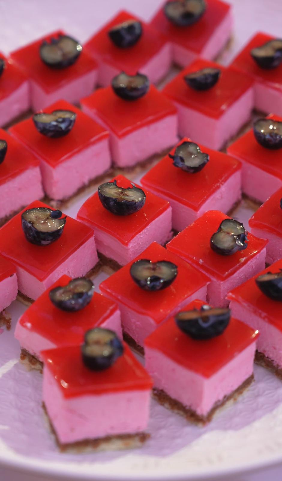 Mignardises framboise et chocolat, sweet table Marrakech