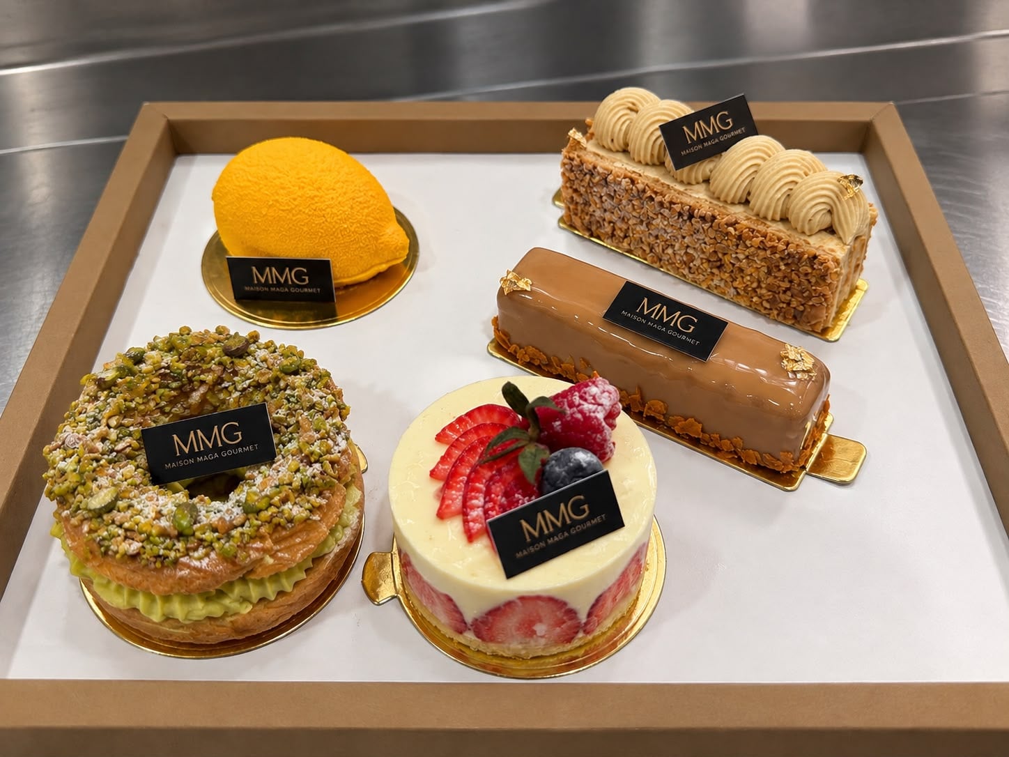 Pâtisseries individuelles Maison Maga Gourmet : tartelette pistache, entremets fruits rouges et éclairs