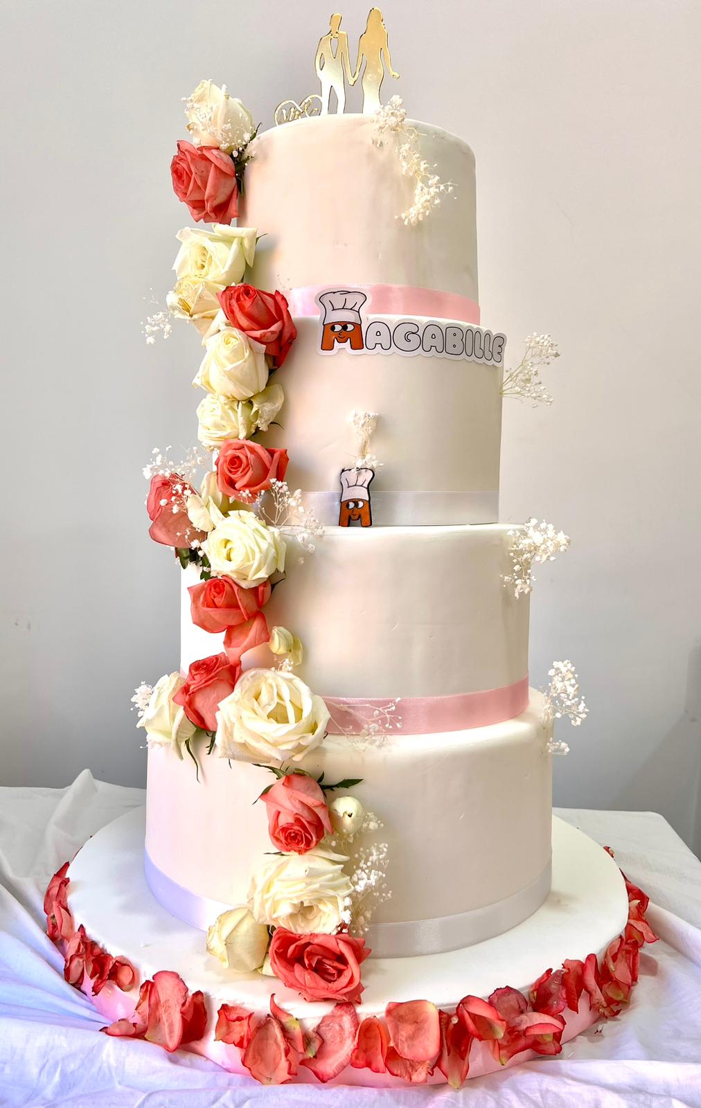 Wedding cake à étages fleuri réalisé par Maison Maga Gourmet pour un mariage à Marrakech