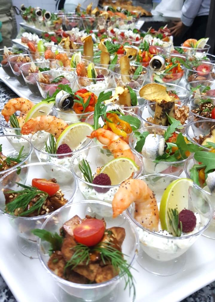 Buffet de verrines aux crevettes et salades pour une réception à Marrakech