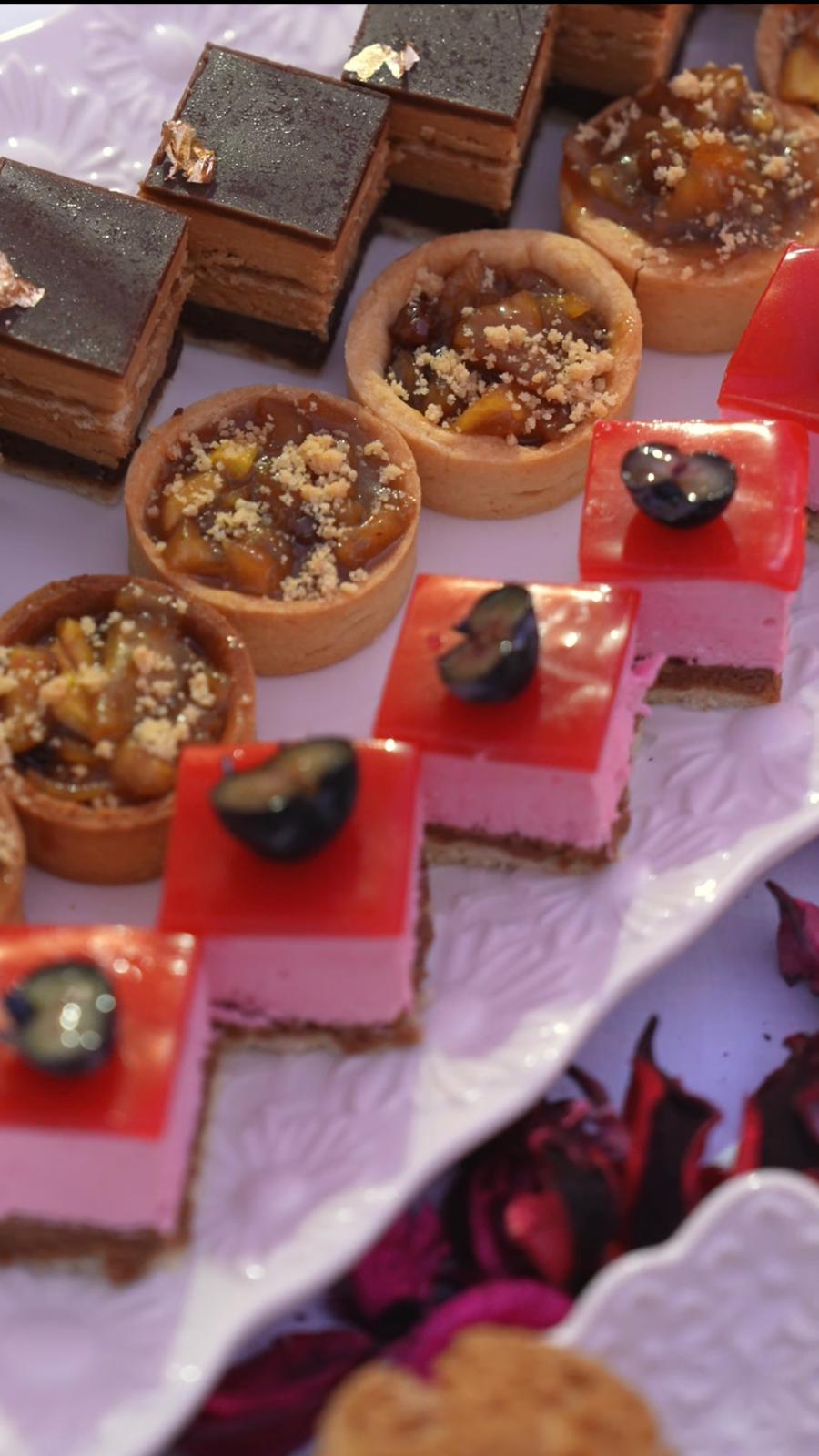 Mignardises framboise sur un buffet de desserts de mariage
