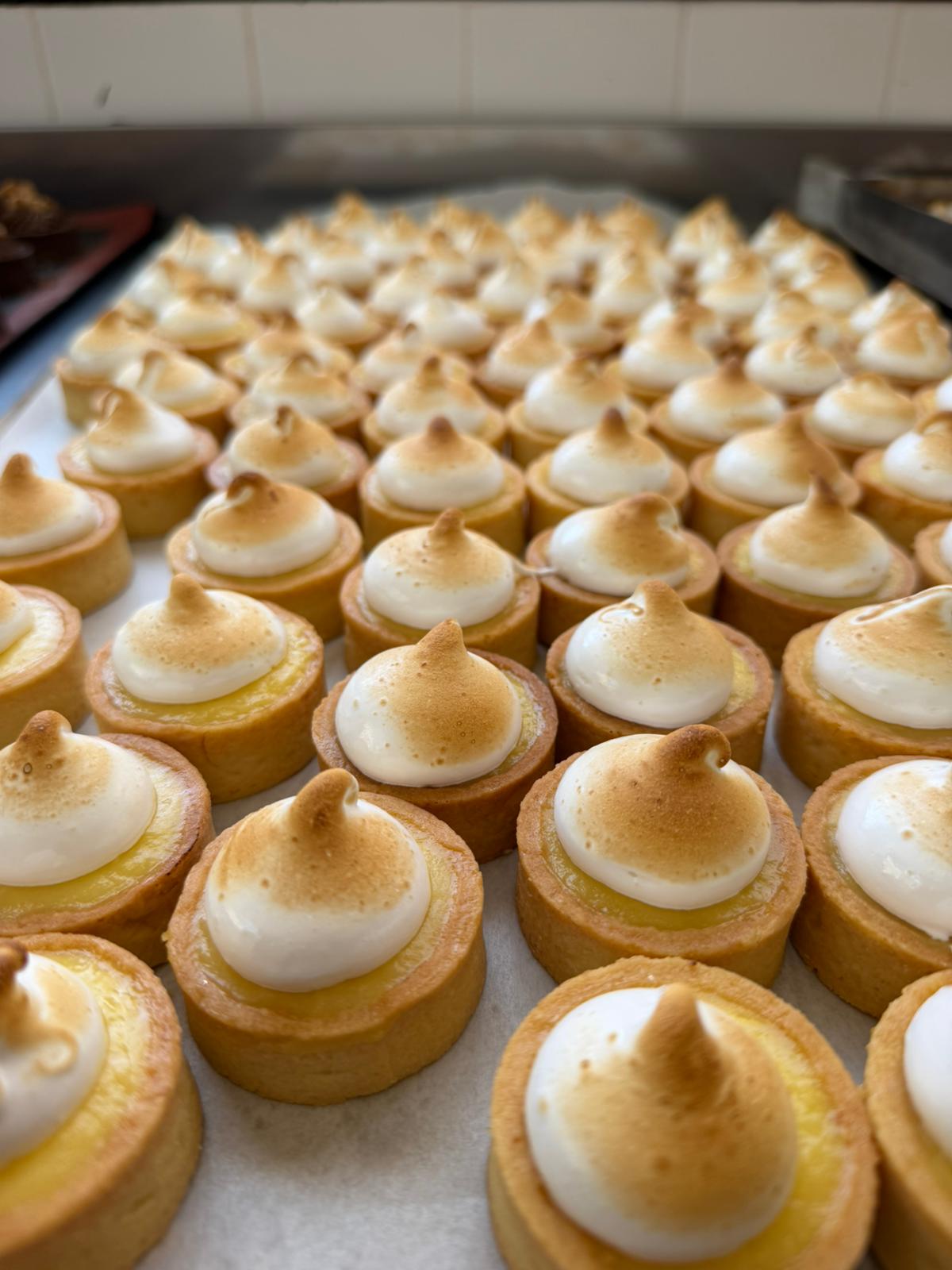 Tartelettes citron meringuées, buffet de desserts pour mariage à Marrakech